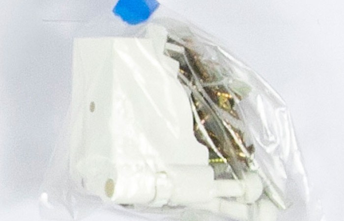 02-Juego_accesorios_mosquitera_enrrollable_contra_testas_blanco