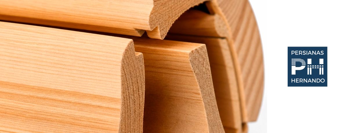Detalle, lamas de madera maziza, persianas enrrollables de lamas de madera